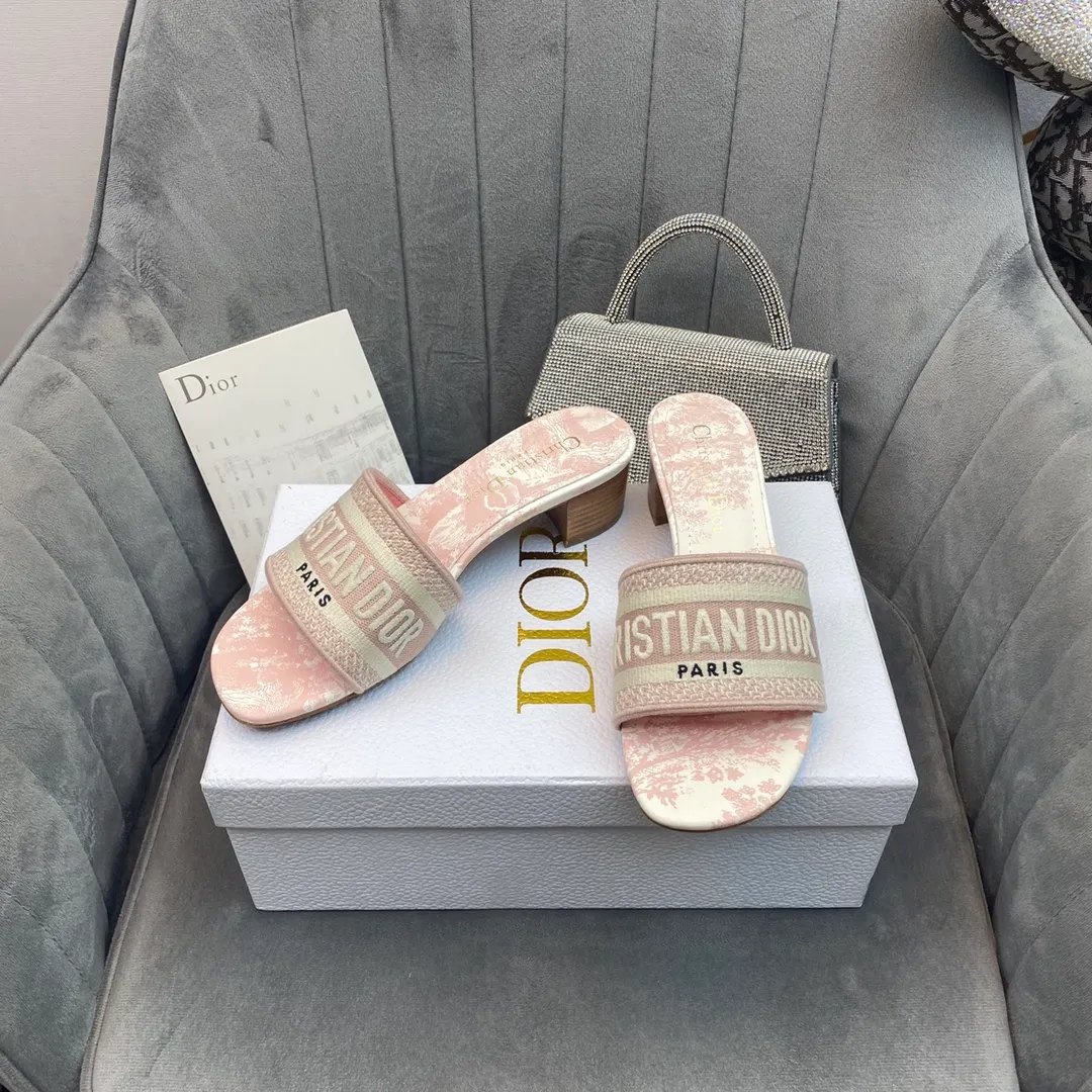 👟👟Ex-factory price 380👟👟 Women's shoes Women's clothing Dior Dior 2021 DWAY early spring new flip-flops women's shoes CD letter logo three-dimensional embroidery flat sandals Round toe thick heel jelly color slingback slippers The top version on the market Material: upper original consistent high-temperature water-soluble cotton electro-embroidery technology fabric + water-dyed sheepskin lining + Italian leather outsole Heel height: flat/4.5CM size: 34-43 (34.40.41.42.43 is custom-made and cannot be returned or exchanged)